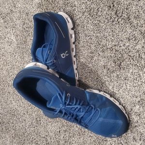 On Cloud size 10, blue